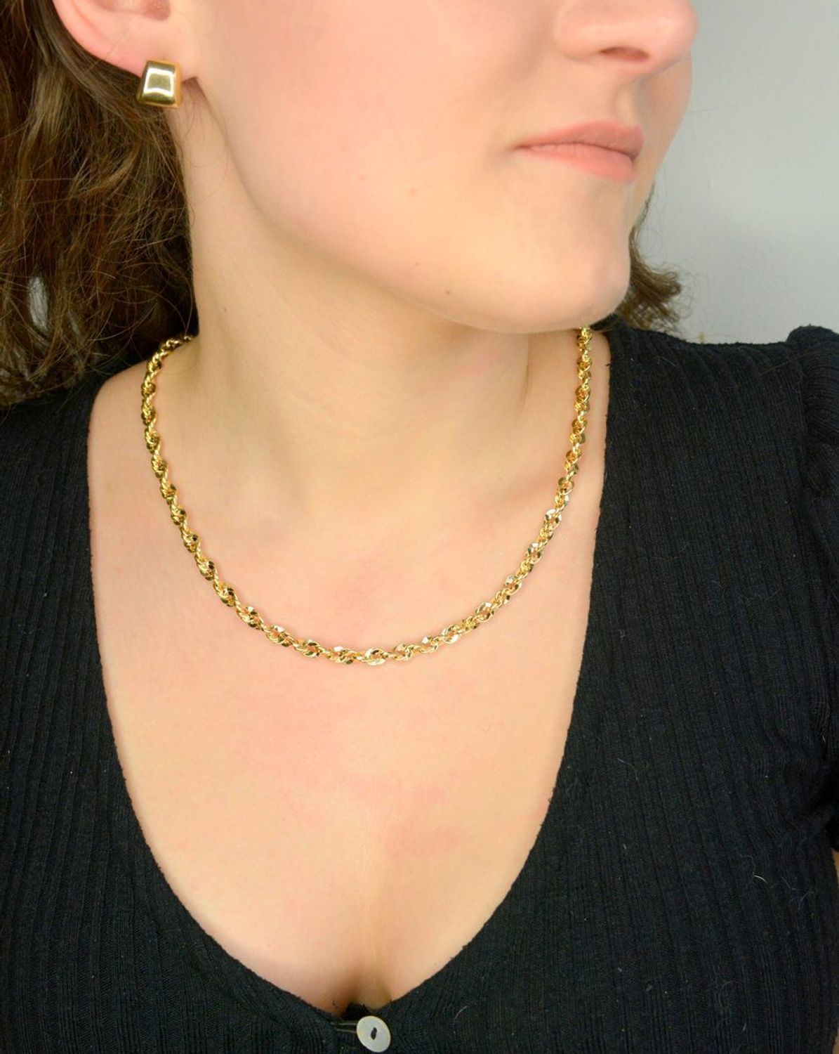 Łańcuszek IRYDIA próba 585, DIA-LAN-12635-100-585 5,3mm Klasyczny i uniwersalny łańcuszek o splocie Irydia, wykonany z żółtego złota próby 585. Łańcuszki to uniwersalne dodatki, które sprawdzają się na każdą okazję i d.jpg